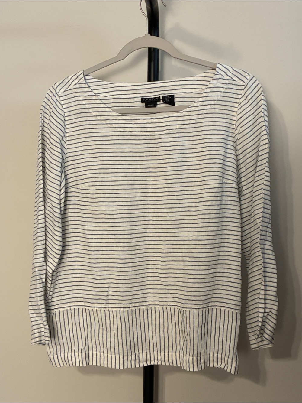 Tahari 100% Linen Pinstripe Boatneck Top White Blue Stripe Blouse Size Medium